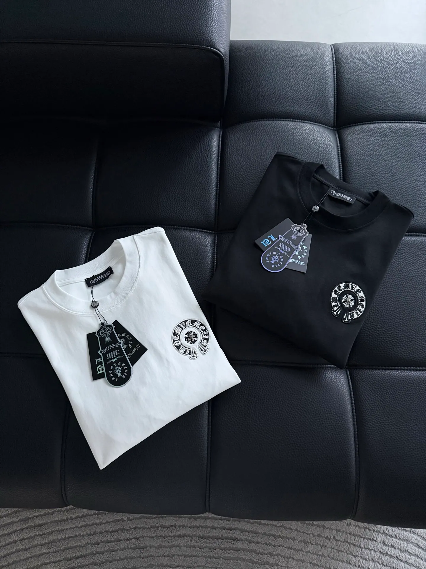 P400 ChromeHearts Chrome Heart Round Neck Long Sleeve The pursuit of quality absolutely guarantees quality! Using double-sided cotton fabric, the texture is clearly visible, the texture is soft, delicate and smooth, and the customized three-dimensional embroidery and leather patchwork technology is full of drape! The workmanship is fine and the shoulder lines are smooth. All imported chain machines are used to make the shoulder rolling strips. It has a certain thickness and is not made of cheap material but has a shiny feel that is comfortable and not tight on the upper body. It is the most avant-garde street item that can be easily matched by both men and women!  Color: black white Size: m-3xl Style number: 3576
